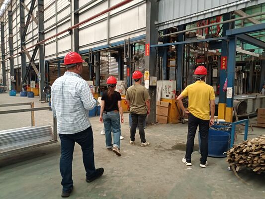 Giá tốt 500 tấn / tháng Đường dây sản xuất anodizing khung mặt trời hoàn toàn tự động cho màu đen Champagne trực tuyến