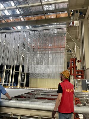 Giá tốt Dây chuyền sản xuất anod nhôm tự động hoàn toàn 1500T/M với độ dày màng 10-15µm và chế độ tải dọc cho khung pin mặt trời PV Trực tuyến